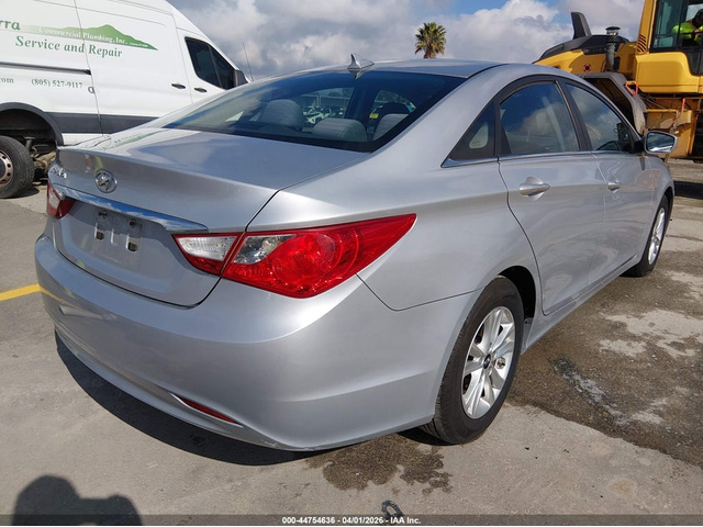 Hyundai Sonata 2.4L I-4 DI, DOHC, VVT, 190HP Front Wheel Drive - автомобили, коли, обяви за нови и употребявани 3