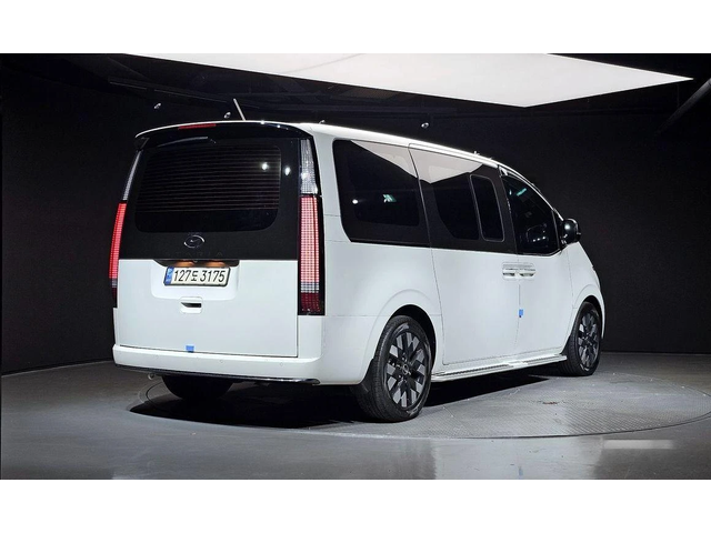 Hyundai Staria L3.5 Lounge 9-Seater Inspiration - автомобили, коли, обяви за нови и употребявани 1