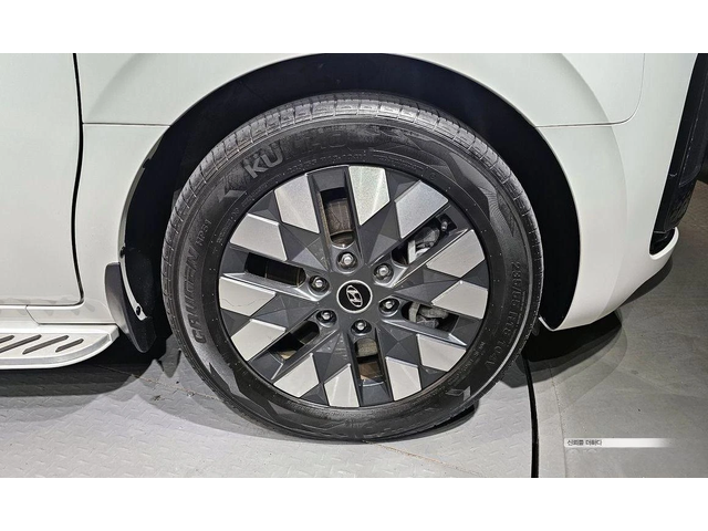 Hyundai Staria L3.5 Lounge 9-Seater Inspiration - автомобили, коли, обяви за нови и употребявани 4