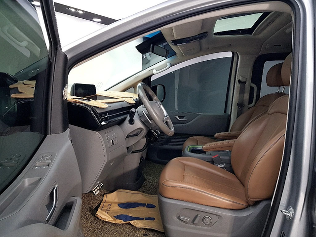 Hyundai Staria L3.5 Lounge 7-Seater - автомобили, коли, обяви за нови и употребявани 7