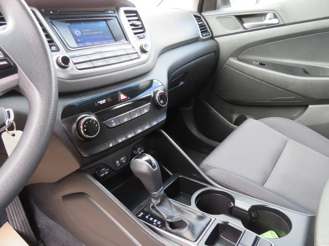 Hyundai Tucson 2.0L AWD w/ CarPlay Camera BLND Heated Seats/ST Wh All Wheel Drive - автомобили, коли, обяви за нови и употребявани 17
