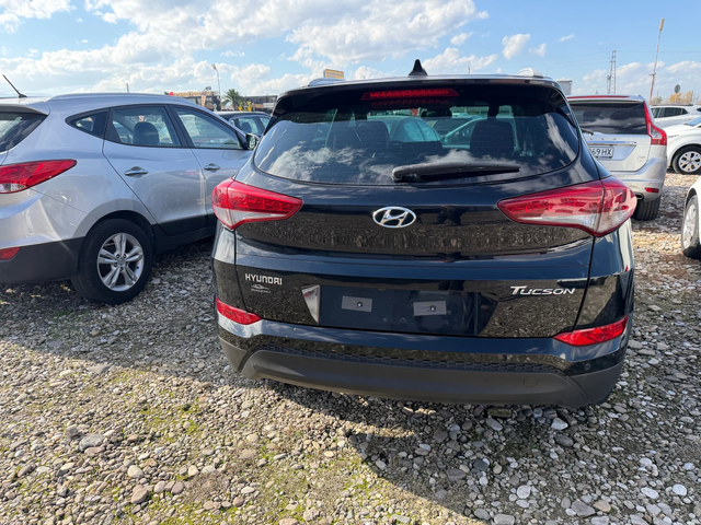 Hyundai Tucson 1.7 CRDI X POSIBLE - автомобили, коли, обяви за нови и употребявани 6