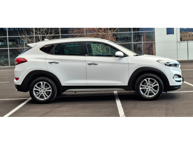 Hyundai Tucson 2.0 184kc Automat Line asist DistronicXenon Led - автомобили, коли, обяви за нови и употребявани 7