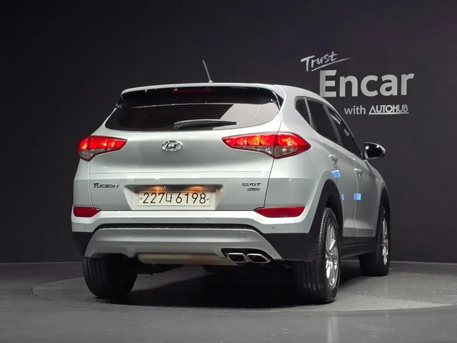 Hyundai Tucson 2.0 4Wd Style - автомобили, коли, обяви за нови и употребявани 3