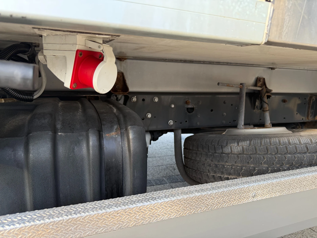 Iveco Daily 72-170 Хладилен+ ток Клима 5.40м. - автомобили, коли, обяви за нови и употребявани 5