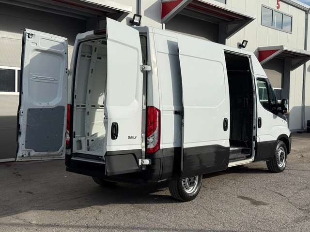 Iveco Daily 2.3 - автомобили, коли, обяви за нови и употребявани 4