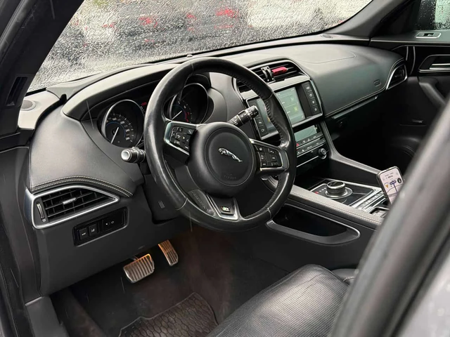 Jaguar F-PACE * R Sport * ПОДГРЕВ * КАМЕРА * ПАМЕТ * NAVI - автомобили, коли, обяви за нови и употребявани 4