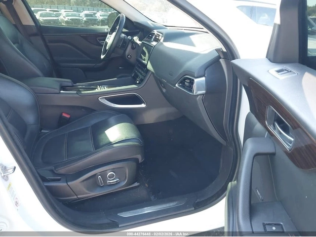 Jaguar F-PACE * Prestige* Awd* ПАНО* KEYLESS* Camera* ПОДГРЕВ* - автомобили, коли, обяви за нови и употребявани 4