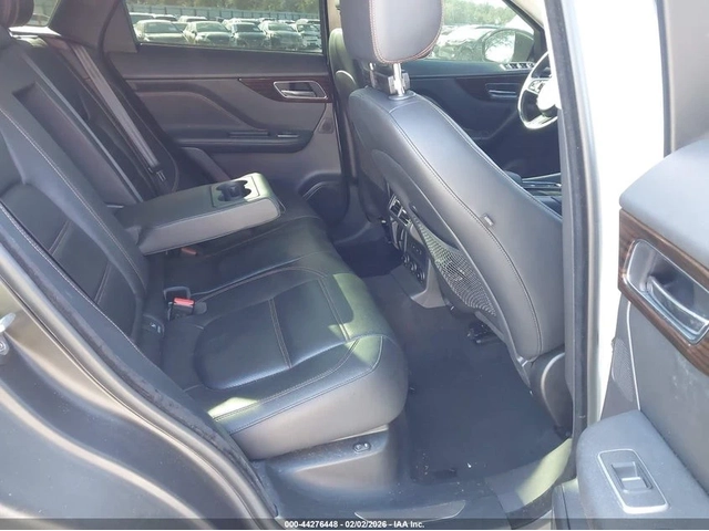 Jaguar F-PACE * Prestige* Awd* ПАНО* KEYLESS* Camera* ПОДГРЕВ* - автомобили, коли, обяви за нови и употребявани 7