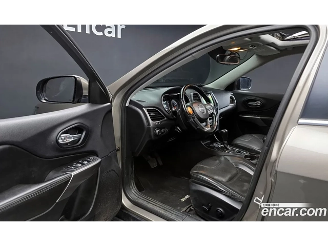 Jeep Cherokee 2.4 4x4 180к.с. * ФЕЙСЛИФТ * ПАНОРАМА * КОЖА - автомобили, коли, обяви за нови и употребявани 2