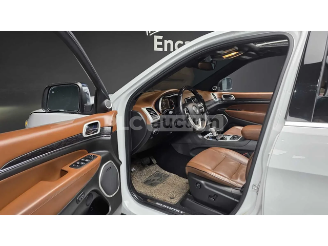 Jeep Grand cherokee 2020* SUMMIT* HARMAN* DISTRONIK* 8ZF* PANO* ОБДУХ* - автомобили, коли, обяви за нови и употребявани 8