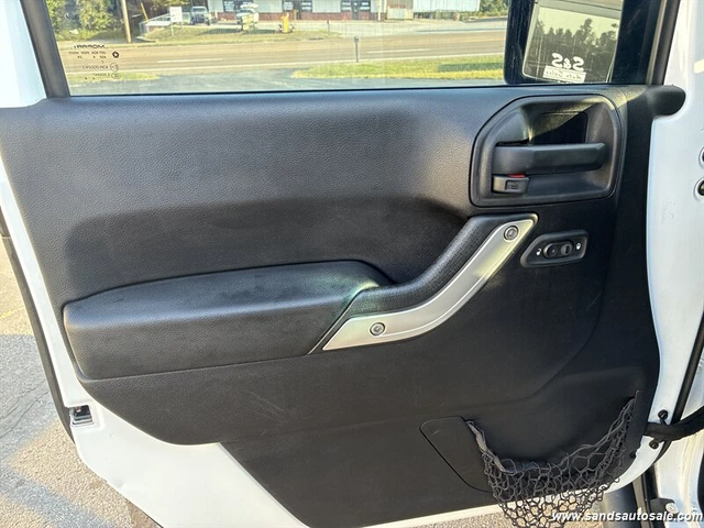 Jeep Wrangler Unlimited Sahara - автомобили, коли, обяви за нови и употребявани 14