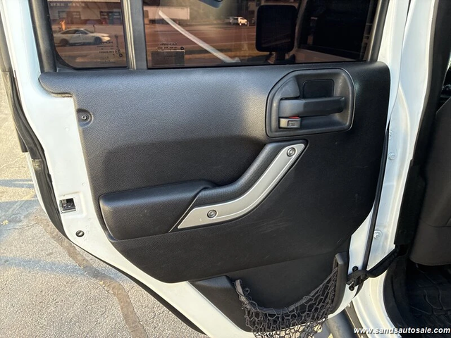 Jeep Wrangler Unlimited Sahara - автомобили, коли, обяви за нови и употребявани 15