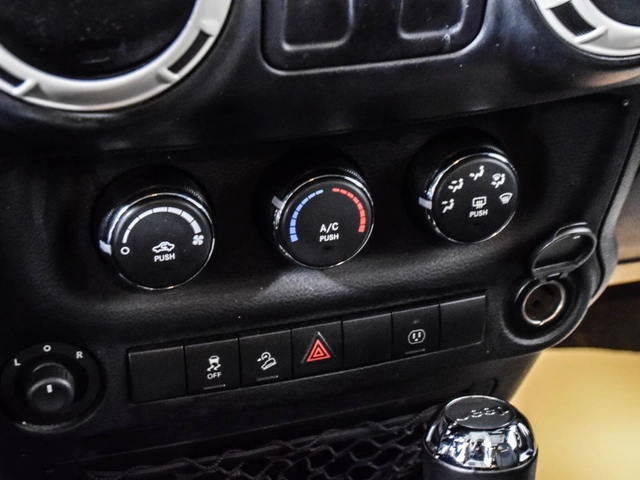Jeep Wrangler Sahara 4WD - автомобили, коли, обяви за нови и употребявани 12