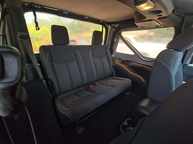 Jeep Wrangler SAHARA - автомобили, коли, обяви за нови и употребявани 10
