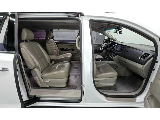 Kia Carnival 7-Seater Limousine Magic Space - автомобили, коли, обяви за нови и употребявани 9