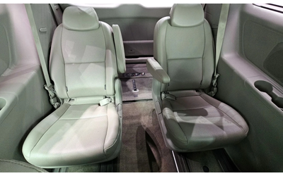 Kia Carnival 9-Seater Prestige - автомобили, коли, обяви за нови и употребявани 11