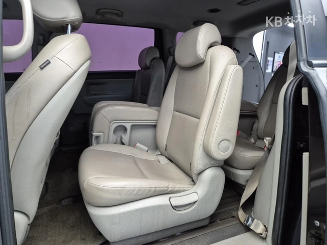 Kia Carnival 2019 - автомобили, коли, обяви за нови и употребявани 11
