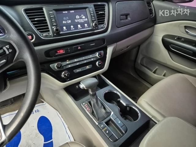 Kia Carnival 2019 - автомобили, коли, обяви за нови и употребявани 9
