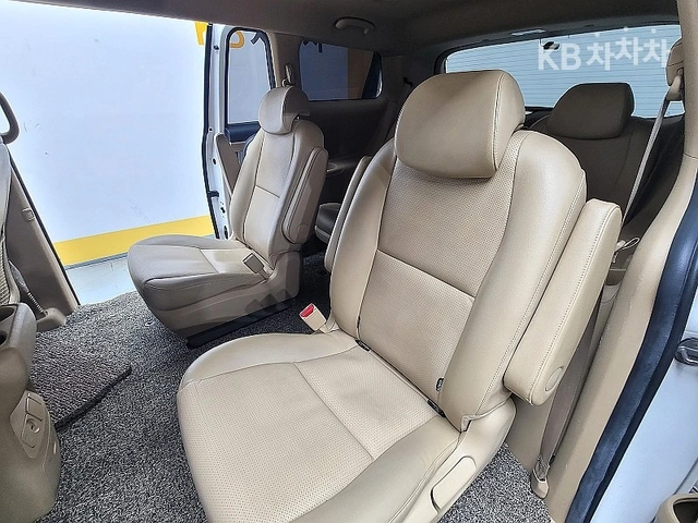 Kia Carnival 9 -seater 2.2 diesel luxury - автомобили, коли, обяви за нови и употребявани 11