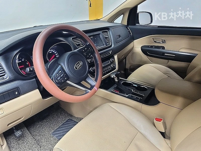 Kia Carnival 9 -seater 2.2 diesel luxury - автомобили, коли, обяви за нови и употребявани 4