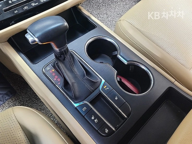 Kia Carnival 9 -seater 2.2 diesel luxury - автомобили, коли, обяви за нови и употребявани 9