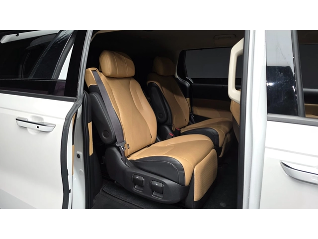 Kia Carnival 7-Seater Signature - автомобили, коли, обяви за нови и употребявани 11