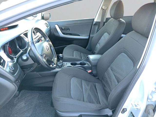 Kia CEED 1.4 CRDi 90hp MT6 E5 - автомобили, коли, обяви за нови и употребявани 9