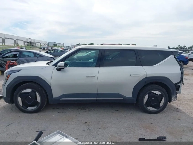 Kia EV9 Light Long Range - автомобили, коли, обяви за нови и употребявани 11