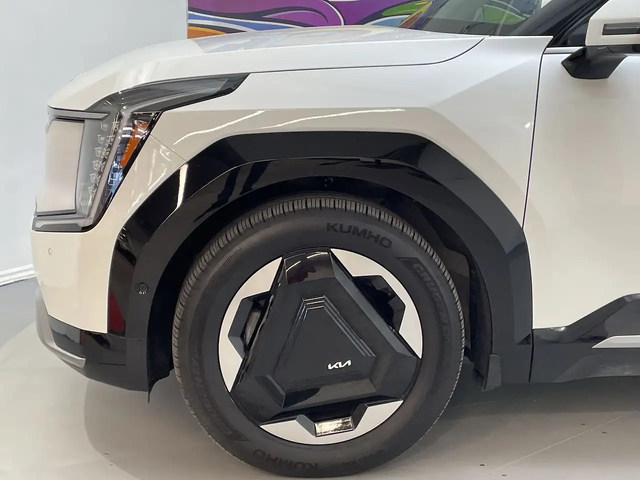 Kia EV9 Land w/Premium Package | LEATHER | SUNROOF | 360 C All Wheel Drive - автомобили, коли, обяви за нови и употребявани 18