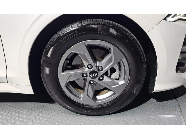 Kia K5 - автомобили, коли, обяви за нови и употребявани 4