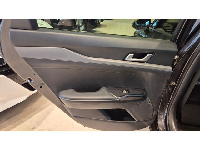 KIA K5 - автомобили, коли, обяви за нови и употребявани 21