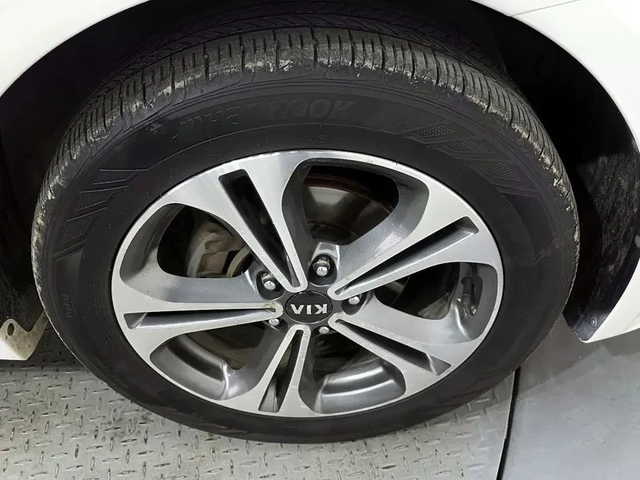 Kia K5 Lpi Luxury - автомобили, коли, обяви за нови и употребявани 4