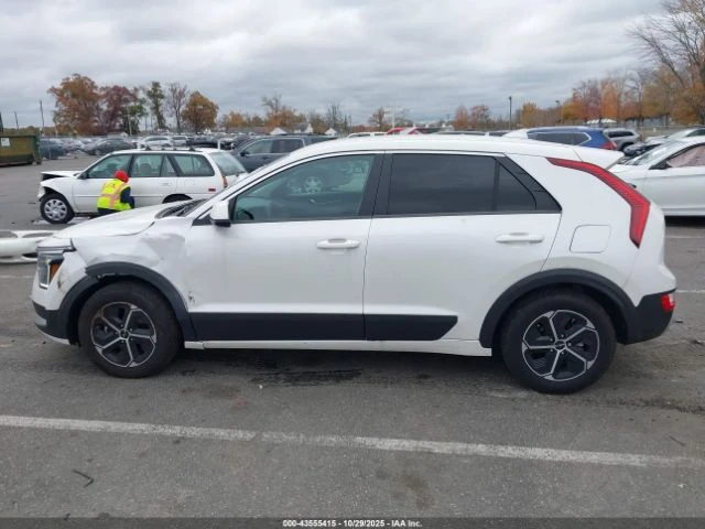 Kia Niro LX - автомобили, коли, обяви за нови и употребявани 8