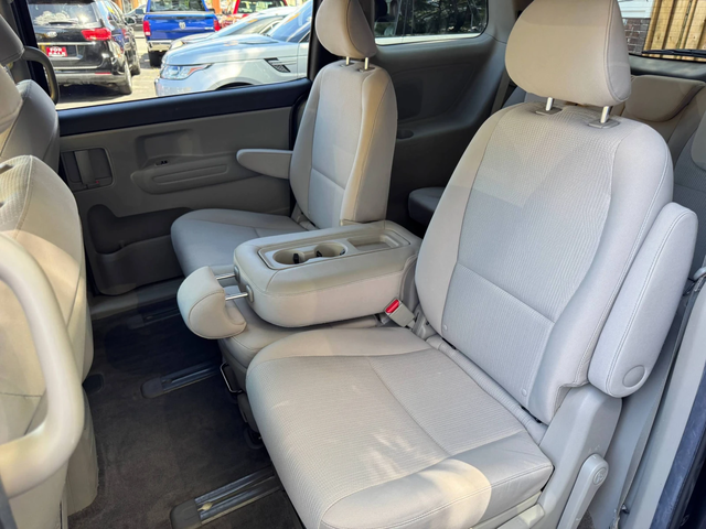 Kia Sedona - автомобили, коли, обяви за нови и употребявани 8