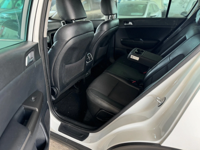 Kia Sportage 1.7CRDI-AUTO-NAVI - автомобили, коли, обяви за нови и употребявани 11