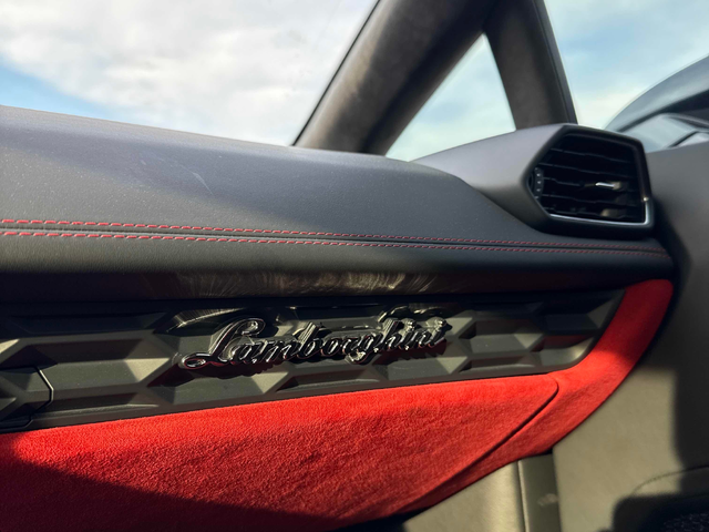Lamborghini Huracan 5.2L 10cyl 4WD - автомобили, коли, обяви за нови и употребявани 9