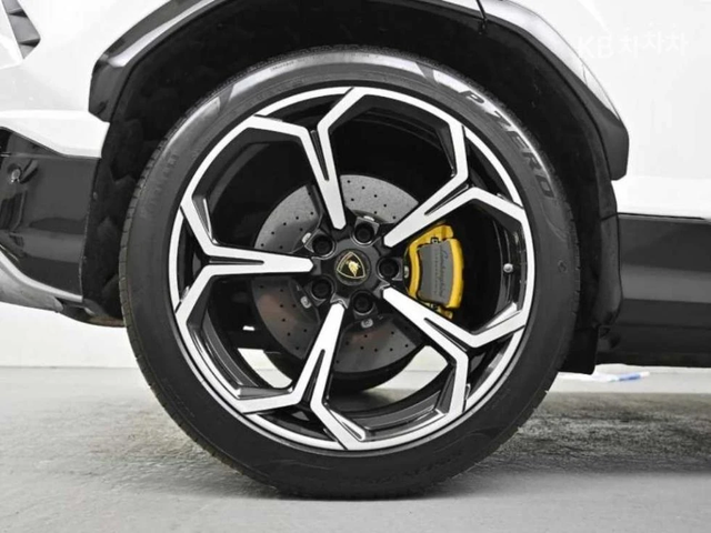 Lamborghini Urus 4.0 V8 ФИНАНСИРАНЕ - автомобили, коли, обяви за нови и употребявани 16