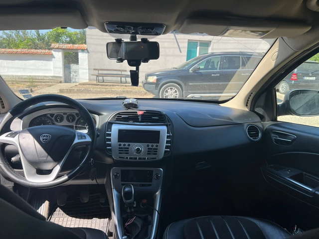 Ланчия Делта 1,6 2012г. Дизел Разход 5,9/100 - автомобили, коли, обяви за нови и употребявани 2