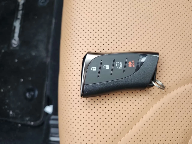 Lexus ES 300 Hybrid * Eдин собственик * Без инциденти * CARFAX - автомобили, коли, обяви за нови и употребявани 9