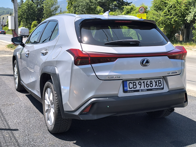 Lexus UX 250 Hybrid - автомобили, коли, обяви за нови и употребявани 7