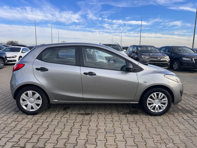Mazda 2 1.3GAZ NAVI EURO 5 - автомобили, коли, обяви за нови и употребявани 4