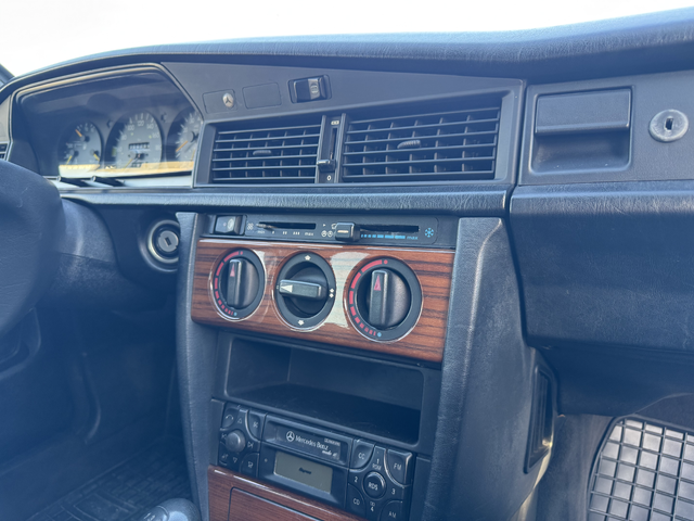 Mercedes-Benz 190 Mercedes-Benz 190 - автомобили, коли, обяви за нови и употребявани 17