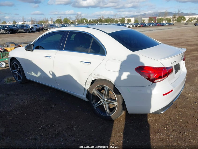 Mercedes-Benz A 220 2.0L I-4 DI, DOHC, VVT, TURBO, 188HP All Wheel Drive - автомобили, коли, обяви за нови и употребявани 2