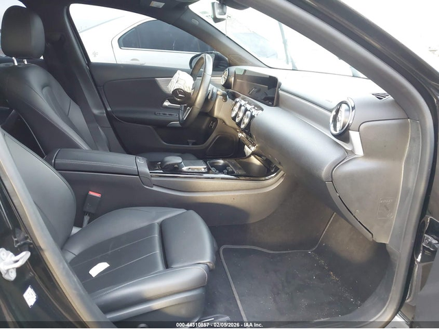 Mercedes-Benz A 220 2.0L I-4 DI, DOHC, VVT, TURBO, 188HP Front Wheel Drive - автомобили, коли, обяви за нови и употребявани 4