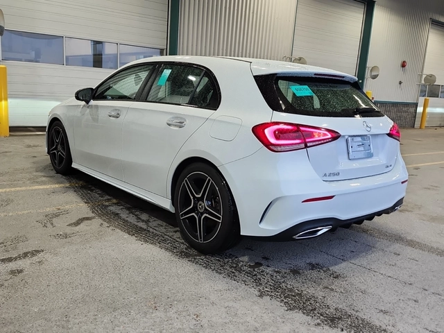 Mercedes-Benz A 250 2 КЛЮЧА * ПАНОРАМА * ПОДГРЕВИ * CARFAX - автомобили, коли, обяви за нови и употребявани 3