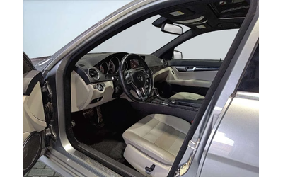 Mercedes-Benz W100 * 4MATIC / Leather / Sunroof / Nav / Heated Seats - автомобили, коли, обяви за нови и употребявани 6
