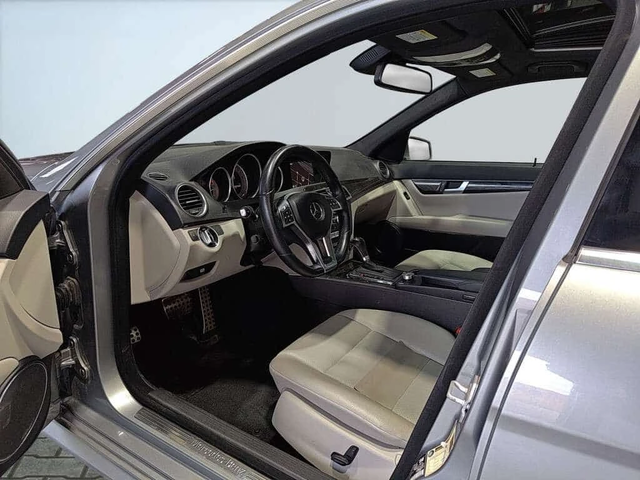 Mercedes-Benz W100 * 4MATIC / Leather / Sunroof / Nav / Heated Seats - автомобили, коли, обяви за нови и употребявани 6