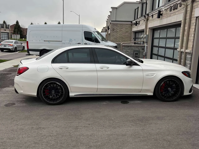 Mercedes-Benz C 63 AMG S | DISTRONIC | ОБДХУВАНЕ | BURMESTER | ГЕНЕРАЦИЯ - автомобили, коли, обяви за нови и употребявани 3