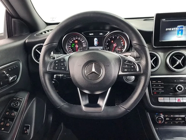 Mercedes-Benz CLA 2.5 - автомобили, коли, обяви за нови и употребявани 12